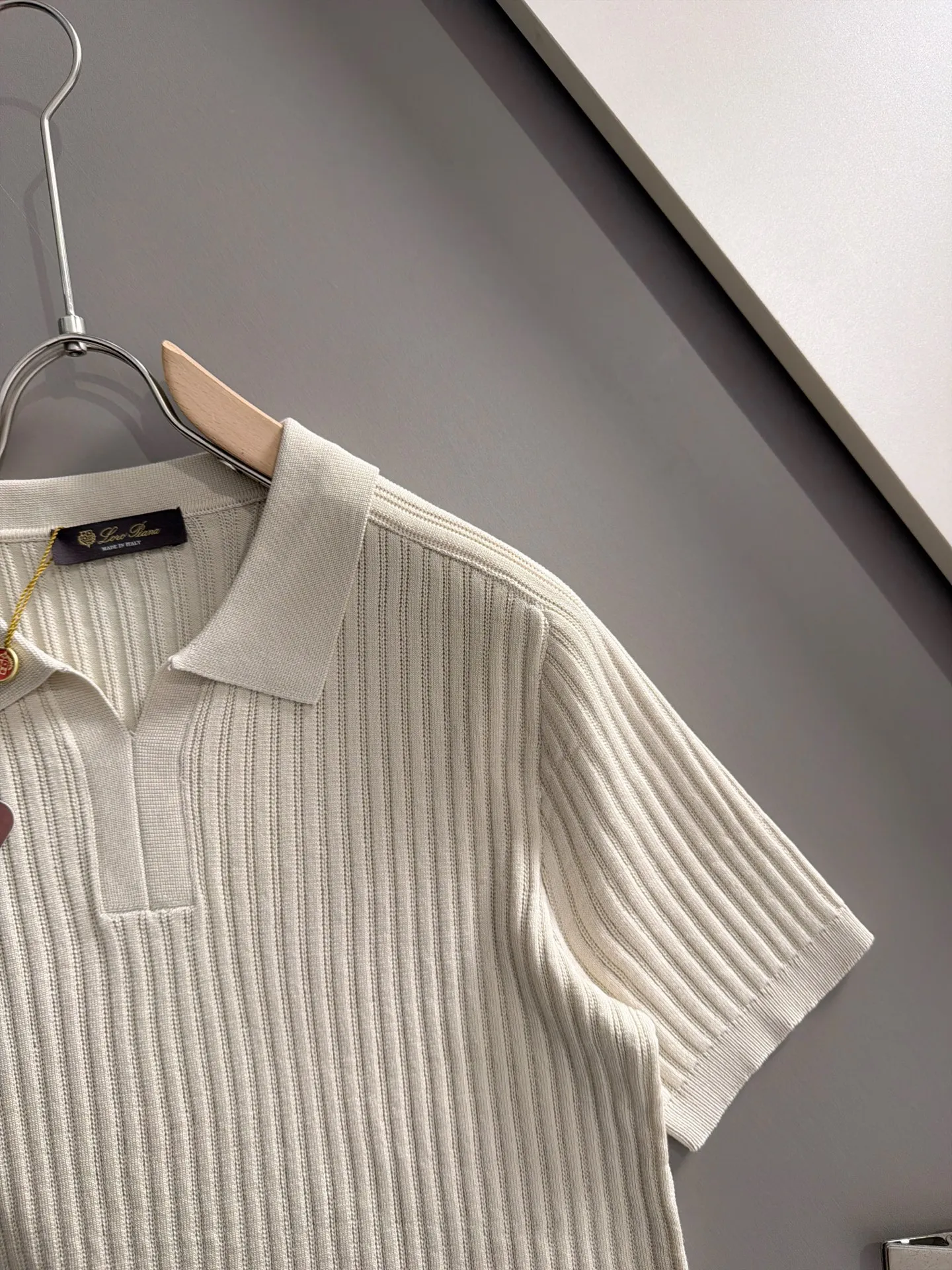 LP high quality Loro Piana 26ss New Arrival men's short-sleeved knitted T-shirt. Made of combed cotton yarn knitted cotton fabric, no pressure when entering and exiting the counter. Exclusive control of raw materials. It feels substantial when weighed, and the upper body is more textured than ordinary T-shirts. This texture can handle the weather easily and is suitable for both hot and cold! Loose fit design, looks noble. The only correct version is available Size: M to 4XL